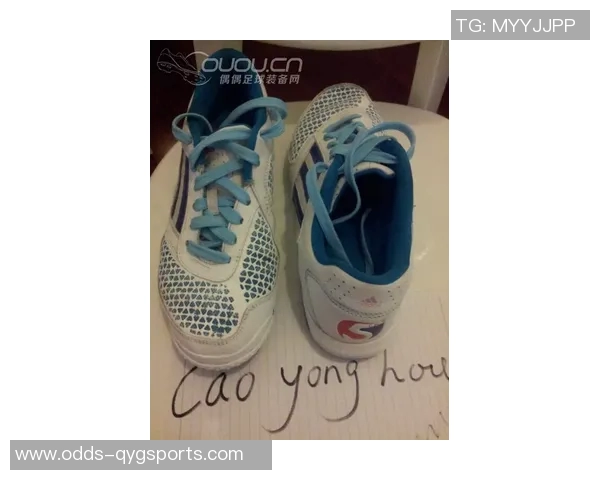 阿迪足球鞋碎钉