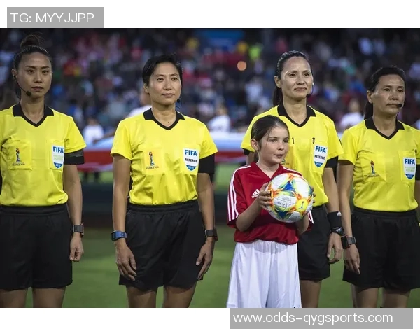 足球踩脚犯规的危害与防范措施解析及裁判判罚标准探讨